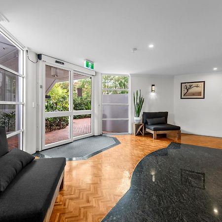 Lavish 3-Bed With Wraparound Balcony And Pool Lägenhet Brisbane Exteriör bild