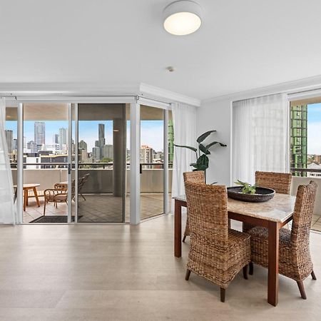 Lavish 3-Bed With Wraparound Balcony And Pool Lägenhet Brisbane Exteriör bild