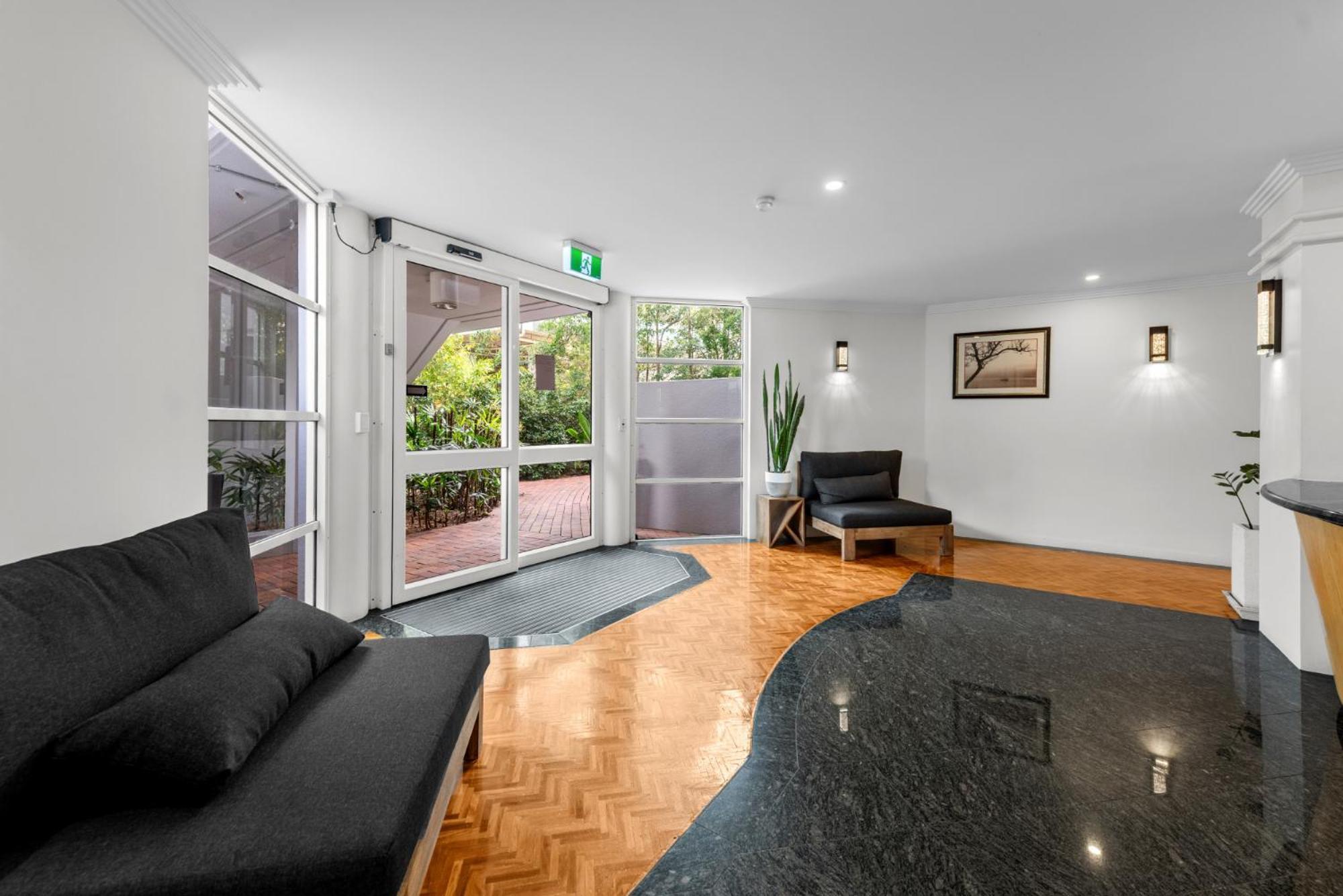 Lavish 3-Bed With Wraparound Balcony And Pool Lägenhet Brisbane Exteriör bild