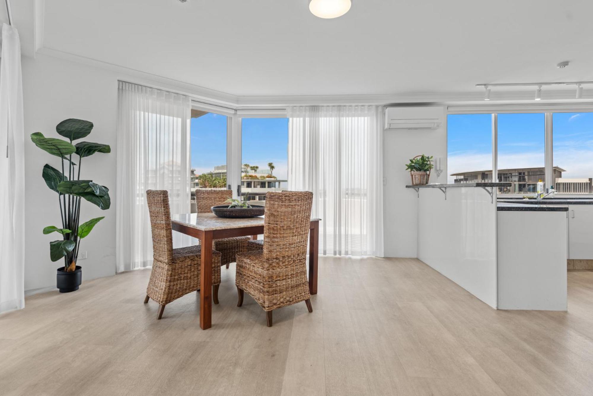 Lavish 3-Bed With Wraparound Balcony And Pool Lägenhet Brisbane Exteriör bild