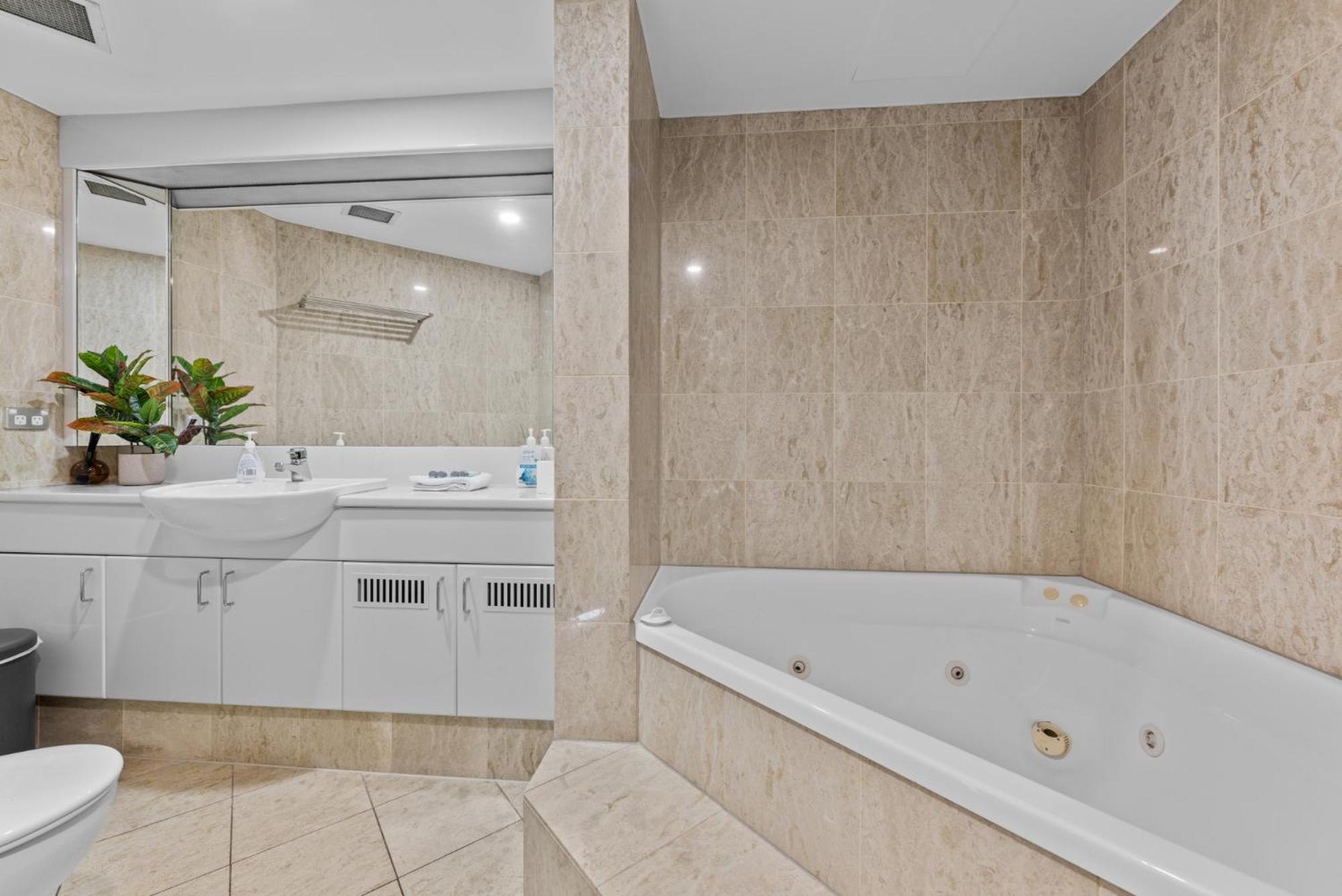 Lavish 3-Bed With Wraparound Balcony And Pool Lägenhet Brisbane Exteriör bild