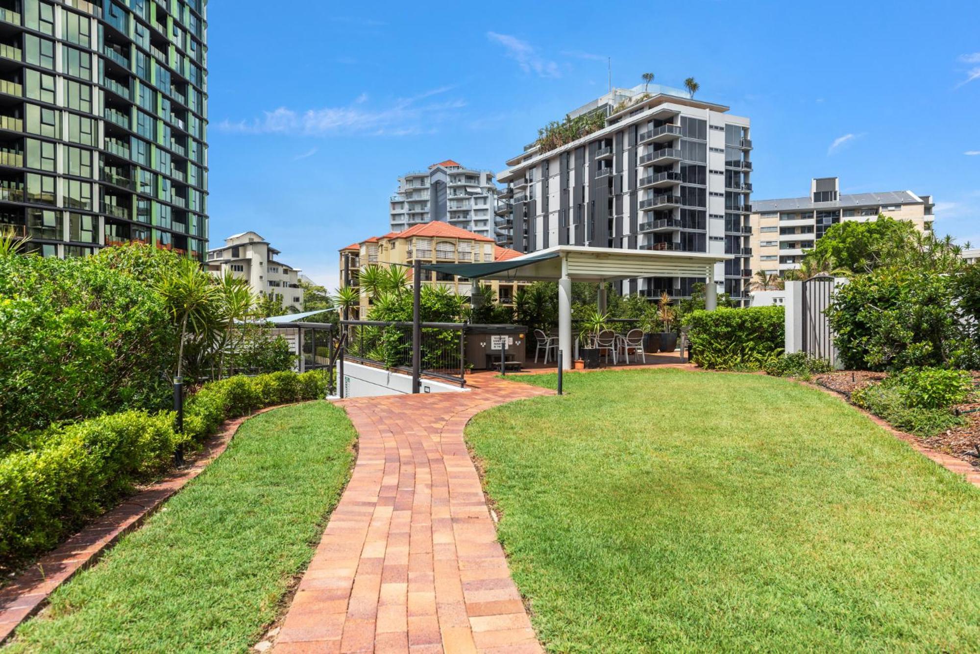 Lavish 3-Bed With Wraparound Balcony And Pool Lägenhet Brisbane Exteriör bild