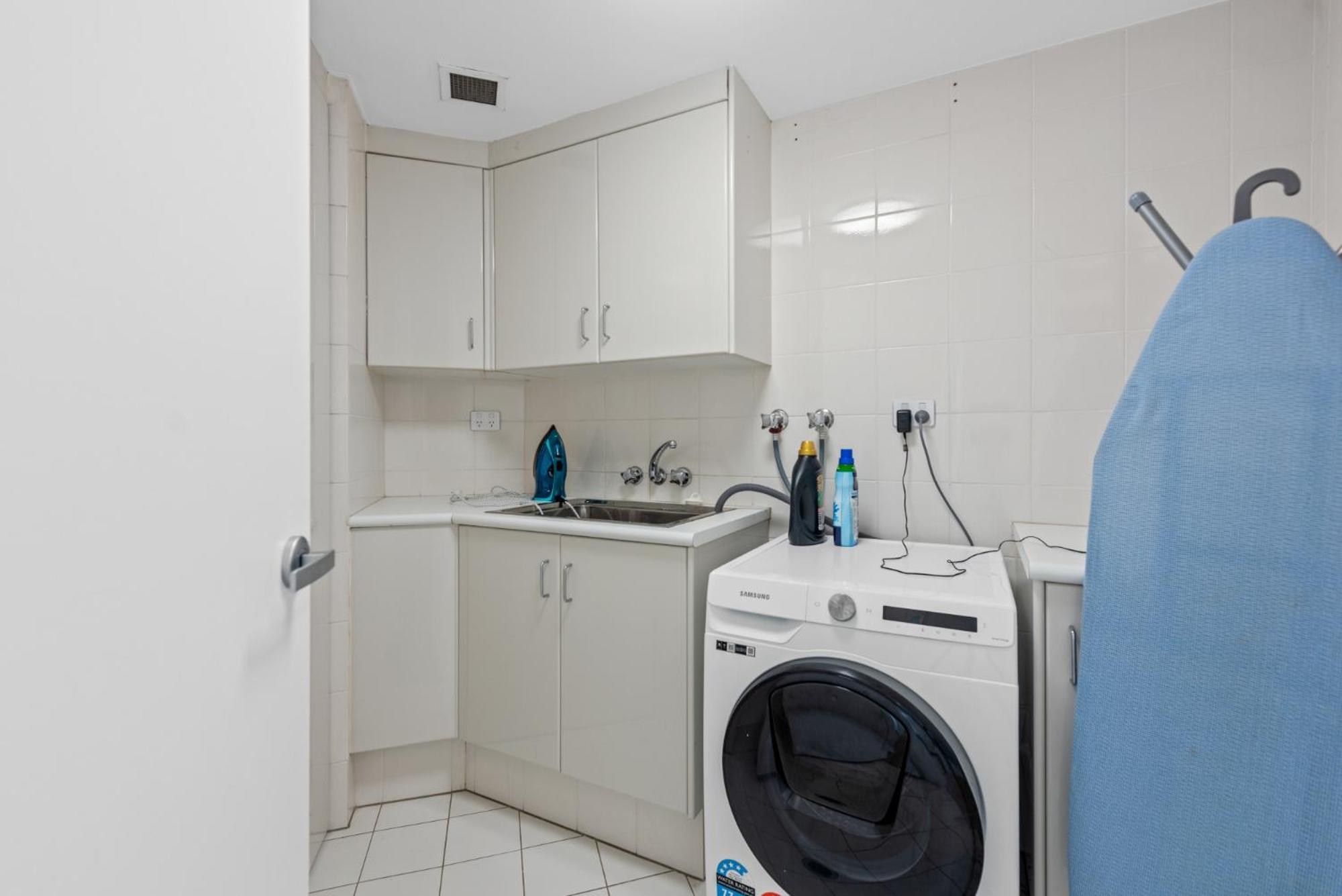 Lavish 3-Bed With Wraparound Balcony And Pool Lägenhet Brisbane Exteriör bild