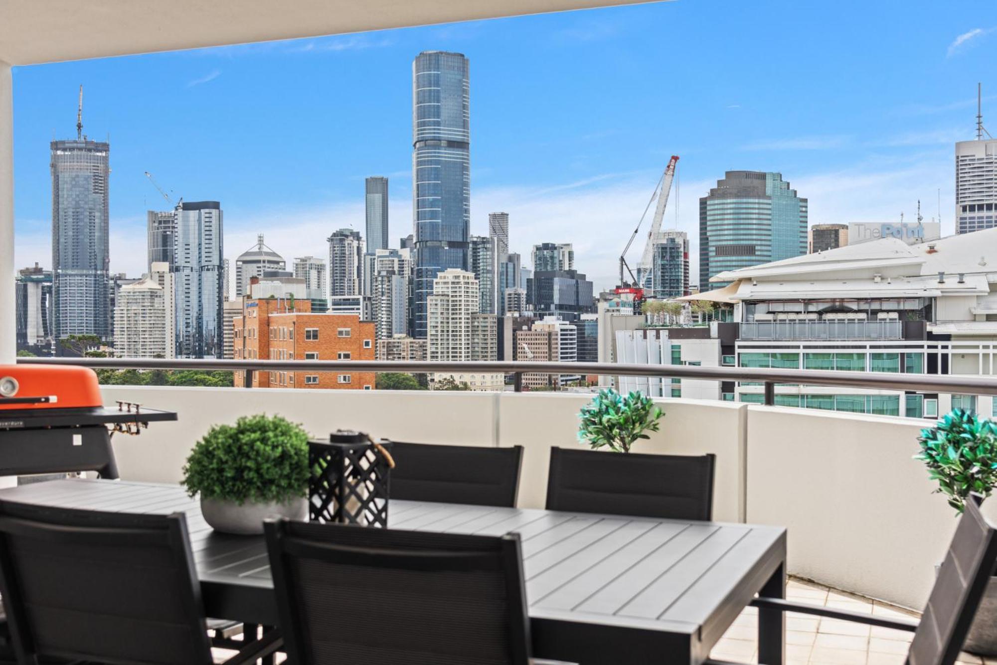 Lavish 3-Bed With Wraparound Balcony And Pool Lägenhet Brisbane Exteriör bild