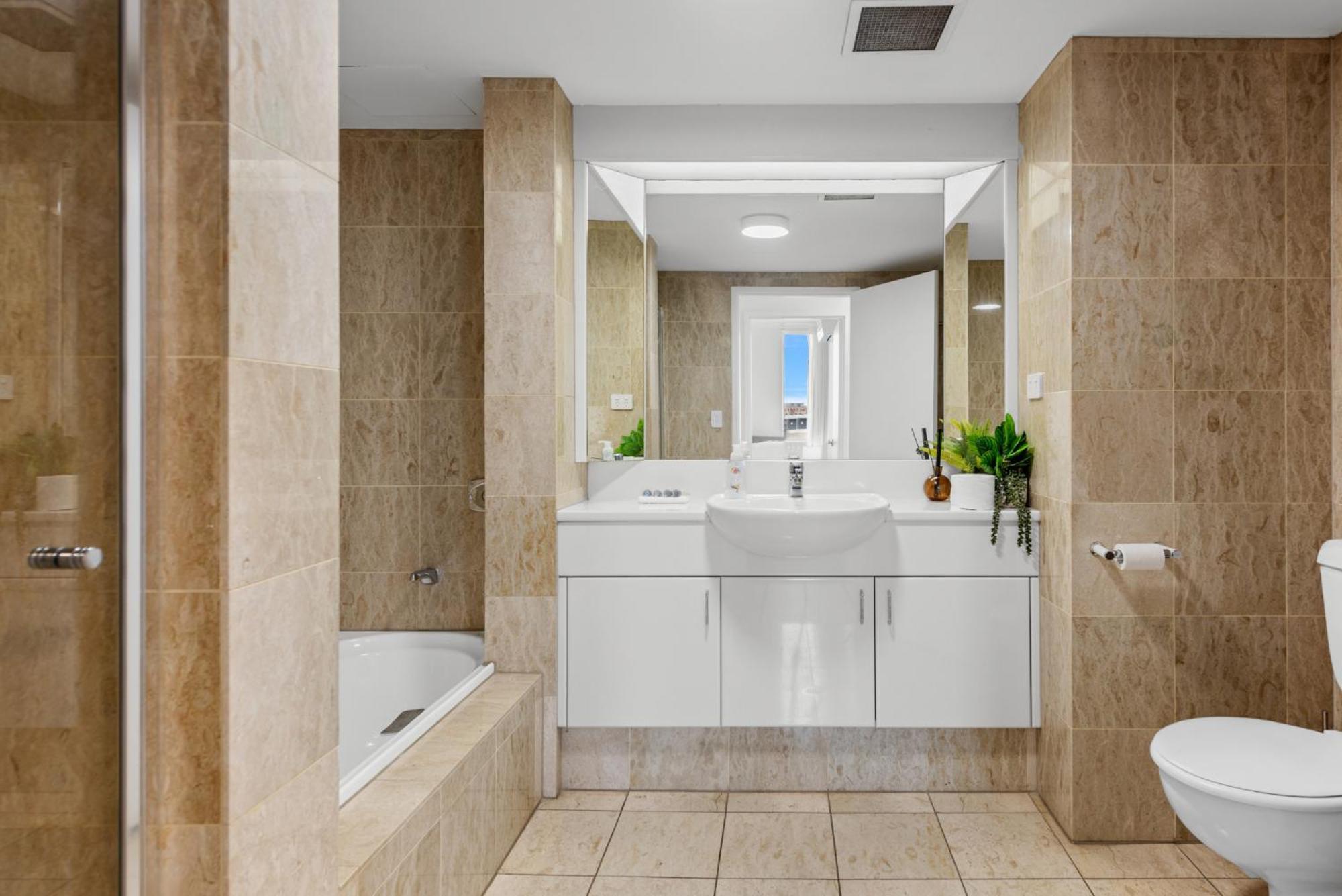 Lavish 3-Bed With Wraparound Balcony And Pool Lägenhet Brisbane Exteriör bild