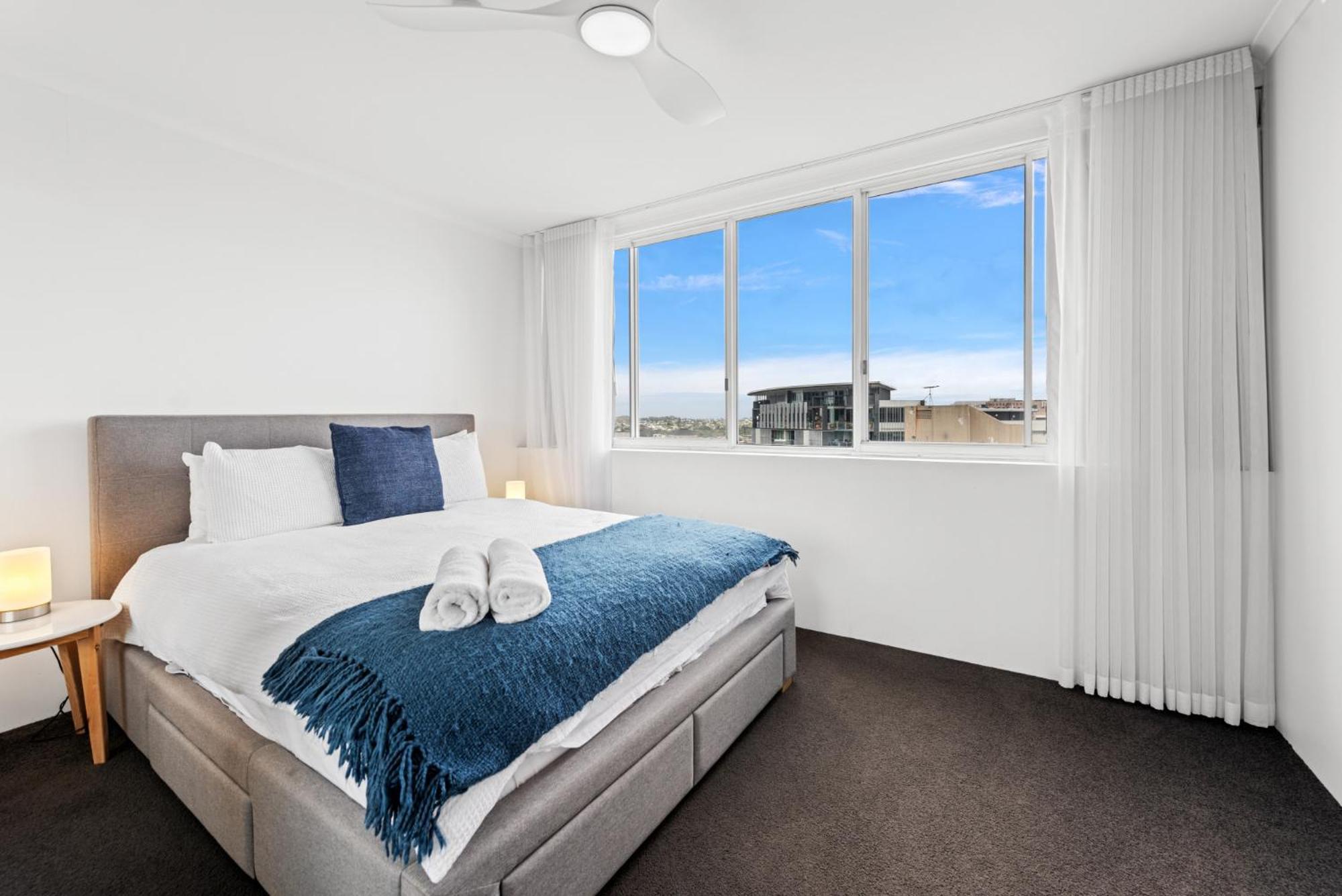Lavish 3-Bed With Wraparound Balcony And Pool Lägenhet Brisbane Exteriör bild