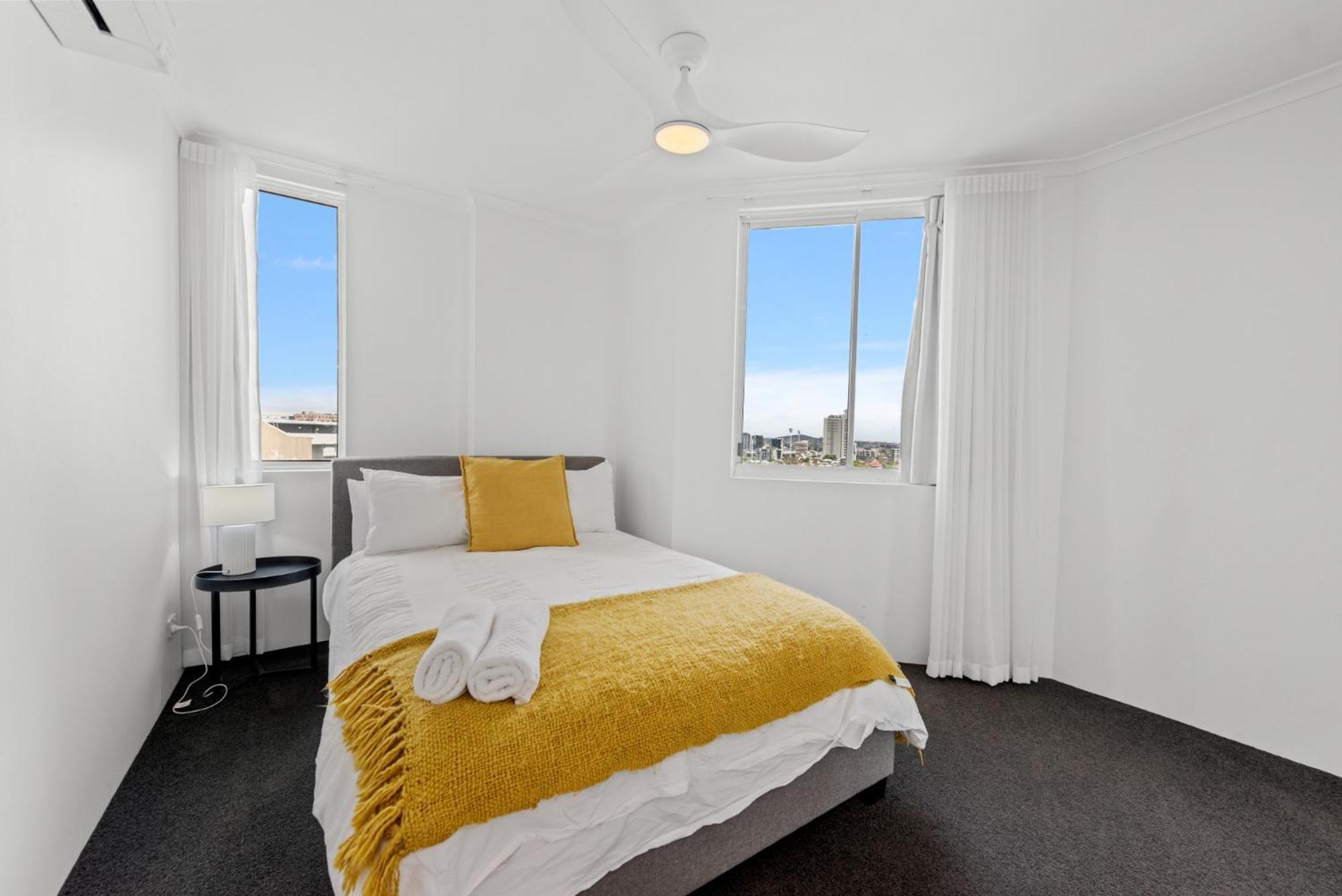 Lavish 3-Bed With Wraparound Balcony And Pool Lägenhet Brisbane Exteriör bild