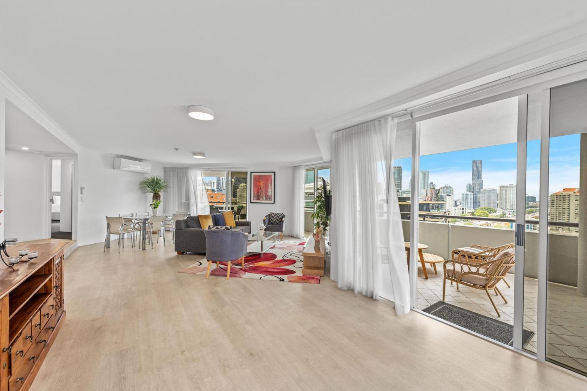 Lavish 3-Bed With Wraparound Balcony And Pool Lägenhet Brisbane Exteriör bild