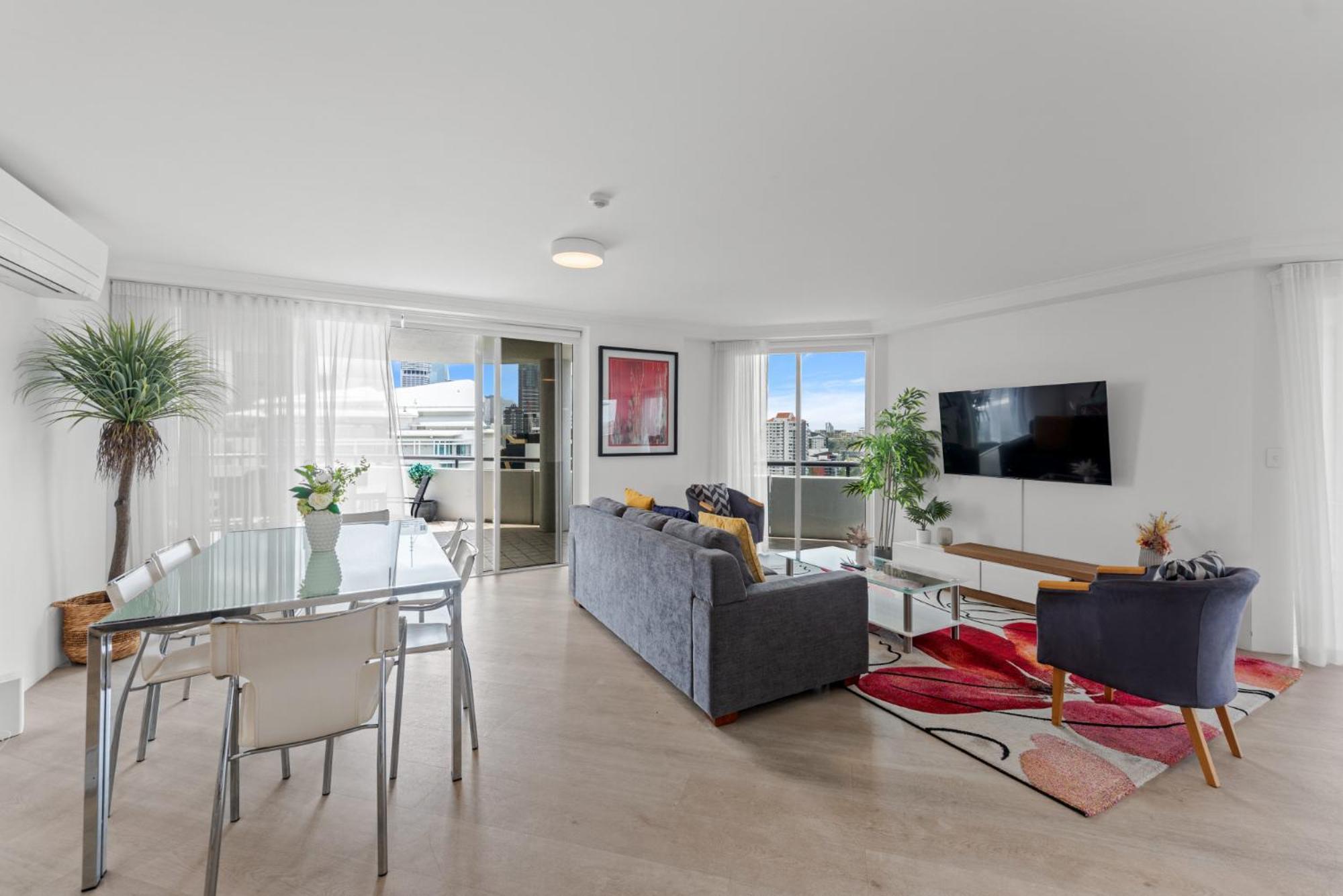 Lavish 3-Bed With Wraparound Balcony And Pool Lägenhet Brisbane Exteriör bild