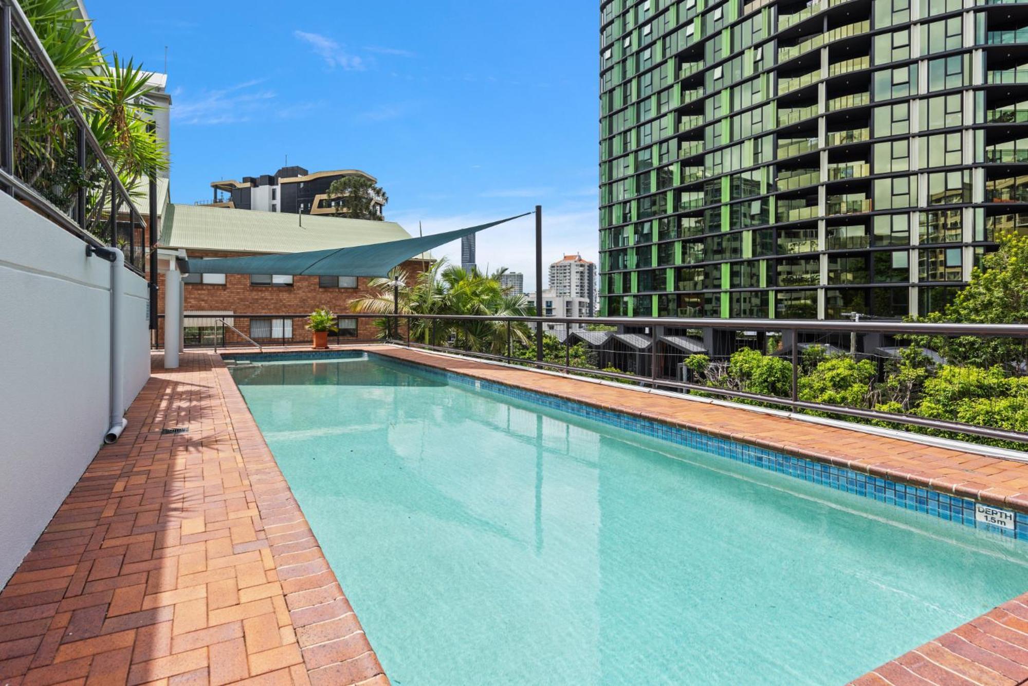 Lavish 3-Bed With Wraparound Balcony And Pool Lägenhet Brisbane Exteriör bild