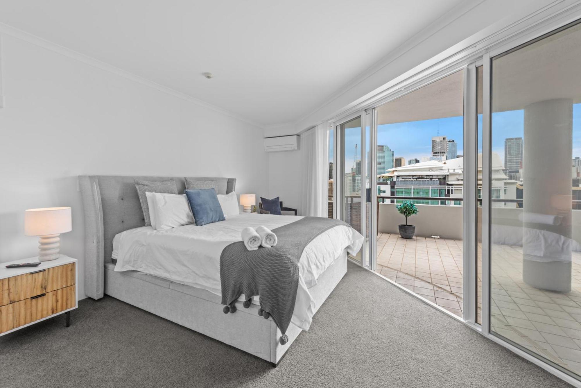 Lavish 3-Bed With Wraparound Balcony And Pool Lägenhet Brisbane Exteriör bild